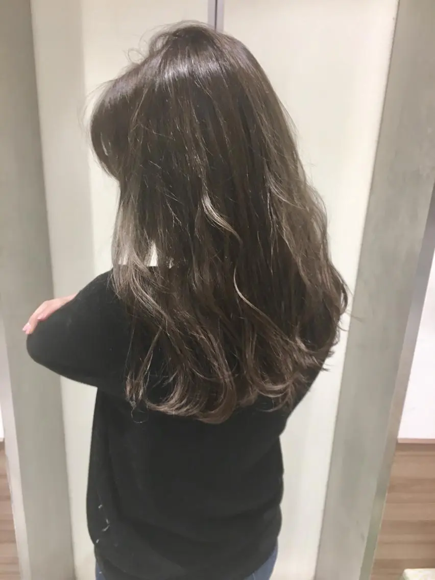 セミロング カラー グレージュ 店長 小池アキトのヘアスタイル