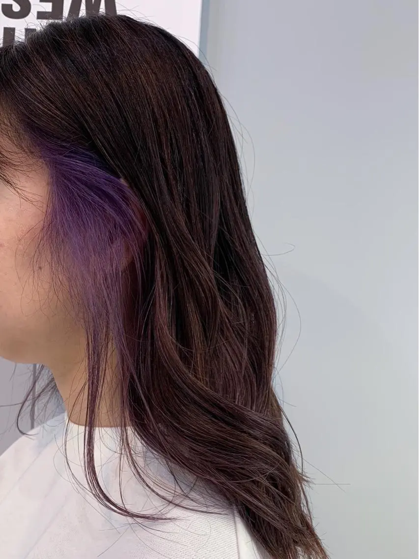 セミロング カラー イヤリングカラー インナーカラー パープルカラー ヘアカラー 高橋 亜紀のヘアスタイル