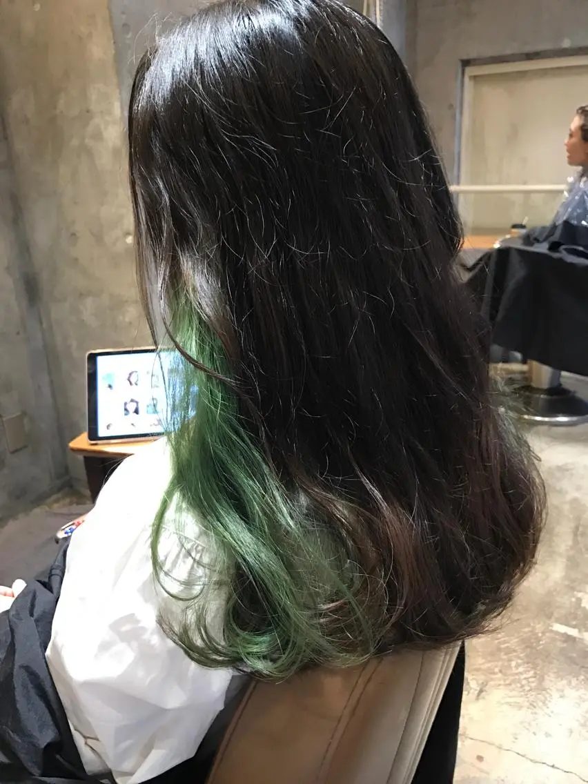 セミロング カラー パーマ ヘアアレンジ メンズ キッズ ネイル マツエク・マツパ メンズインナーカラー ダブルカラー インナーカラー グリーン サロンドミルク 原宿のヘアスタイル