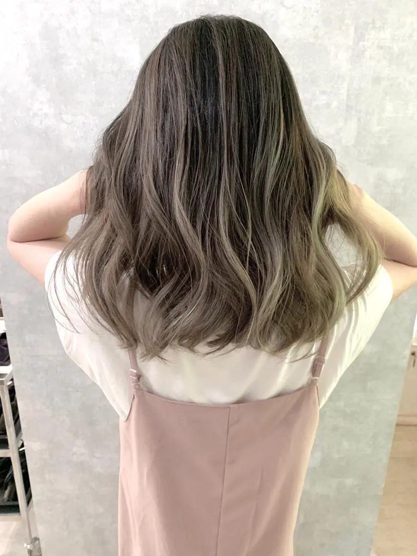 ミディアム カラー ヘアアレンジ バレイヤージュ レイヤーカット ヘアカラー トリートメント 小林 正樹のヘアスタイル