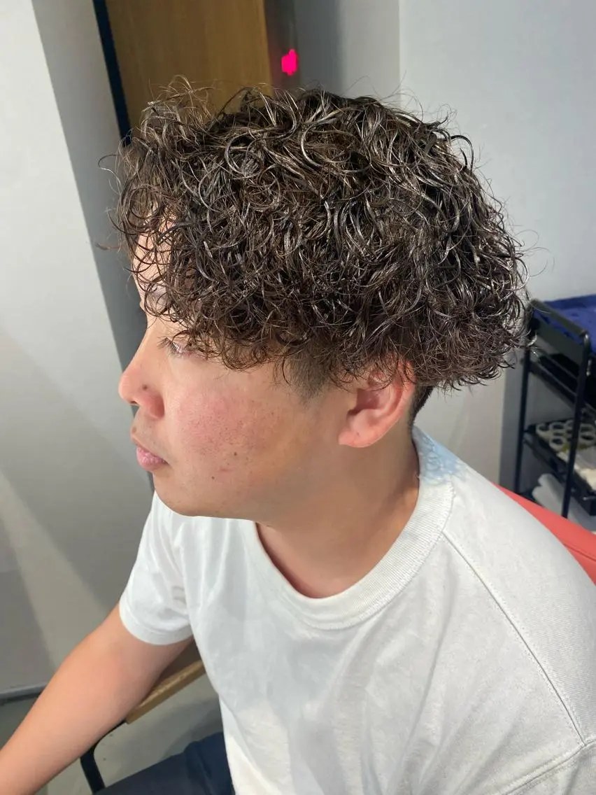 ショート パーマ メンズ アップバング 波巻きパーマ unopulir 景山 凌のヘアスタイル