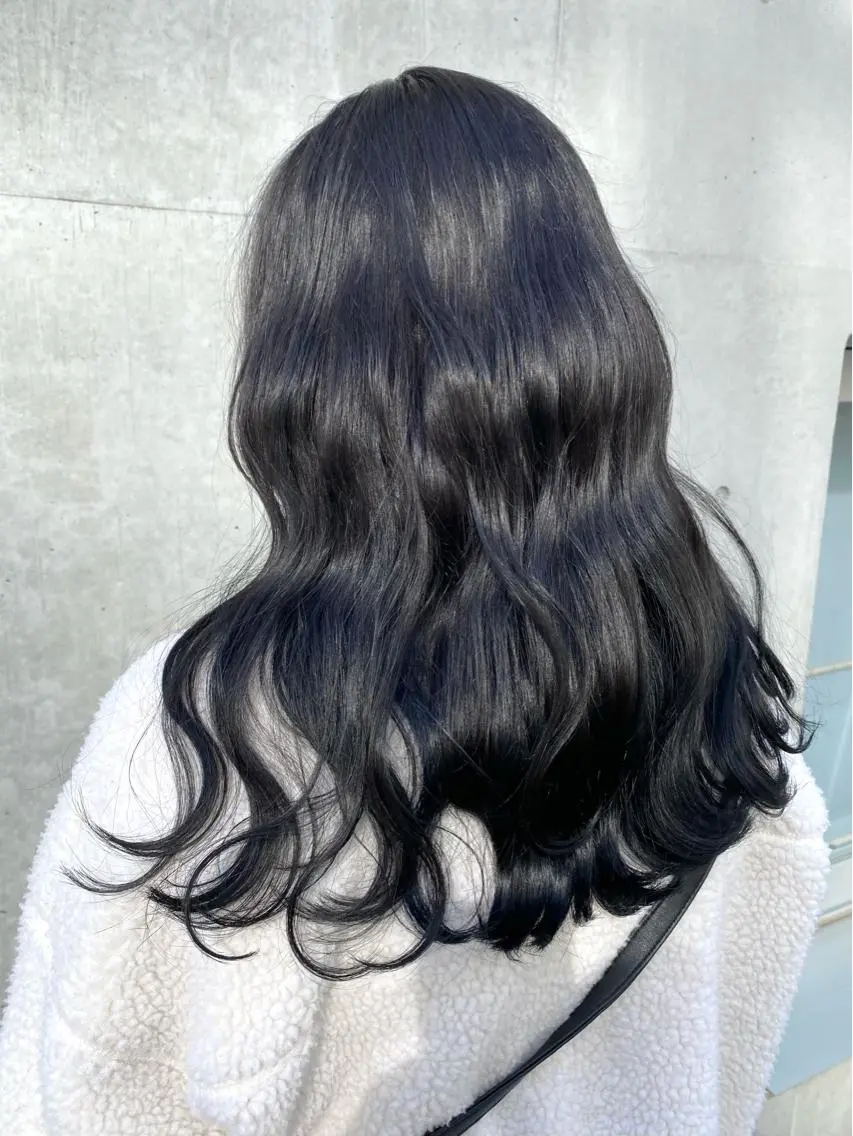 セミロング カラー 黒髪 ブリーチ ブルーカラー ブルーブラック ブリーチなしカラー 境 健助のヘアスタイル
