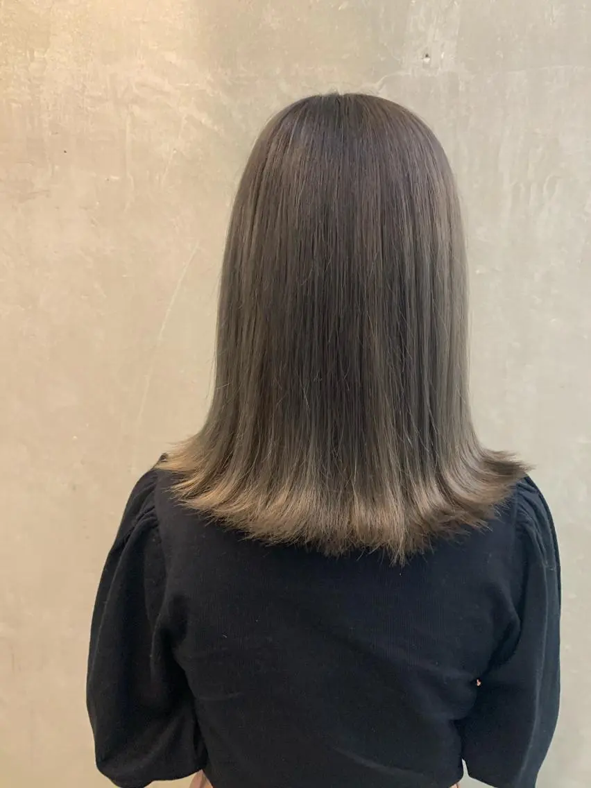 ミディアム カラー グレージュ 外国人風カラー 外ハネヘア モードケイズブリエ komatsu✂︎のヘアスタイル