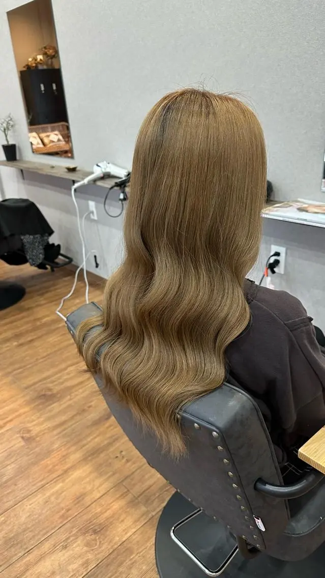 ロング カラー ベージュカラー ミルクティーベージュ ヘアカラー トリートメント 鵜飼 真伍のヘアスタイル