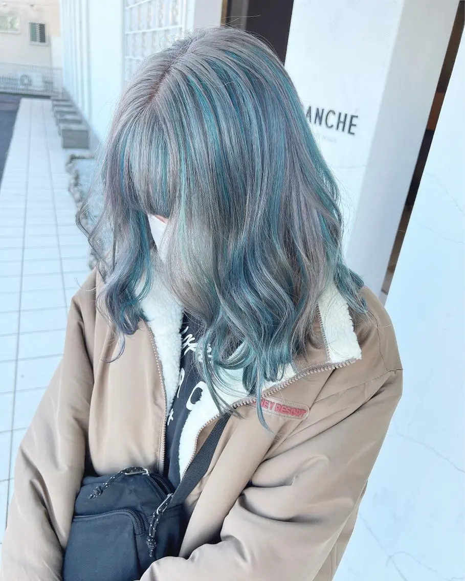 ミディアム カラー ブリーチ ブルーカラー シルバー 具志 正太のヘアスタイル