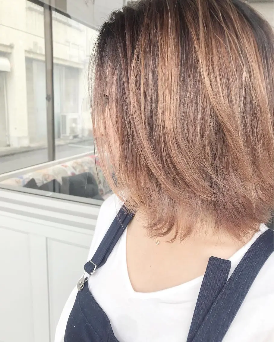 ショート カラー ヘアアレンジ お団子ヘア 切りっぱなしボブ バレイヤージュ ブリーチ デザインカラー Mariana/ 鶴原-ハイライトのヘアスタイル