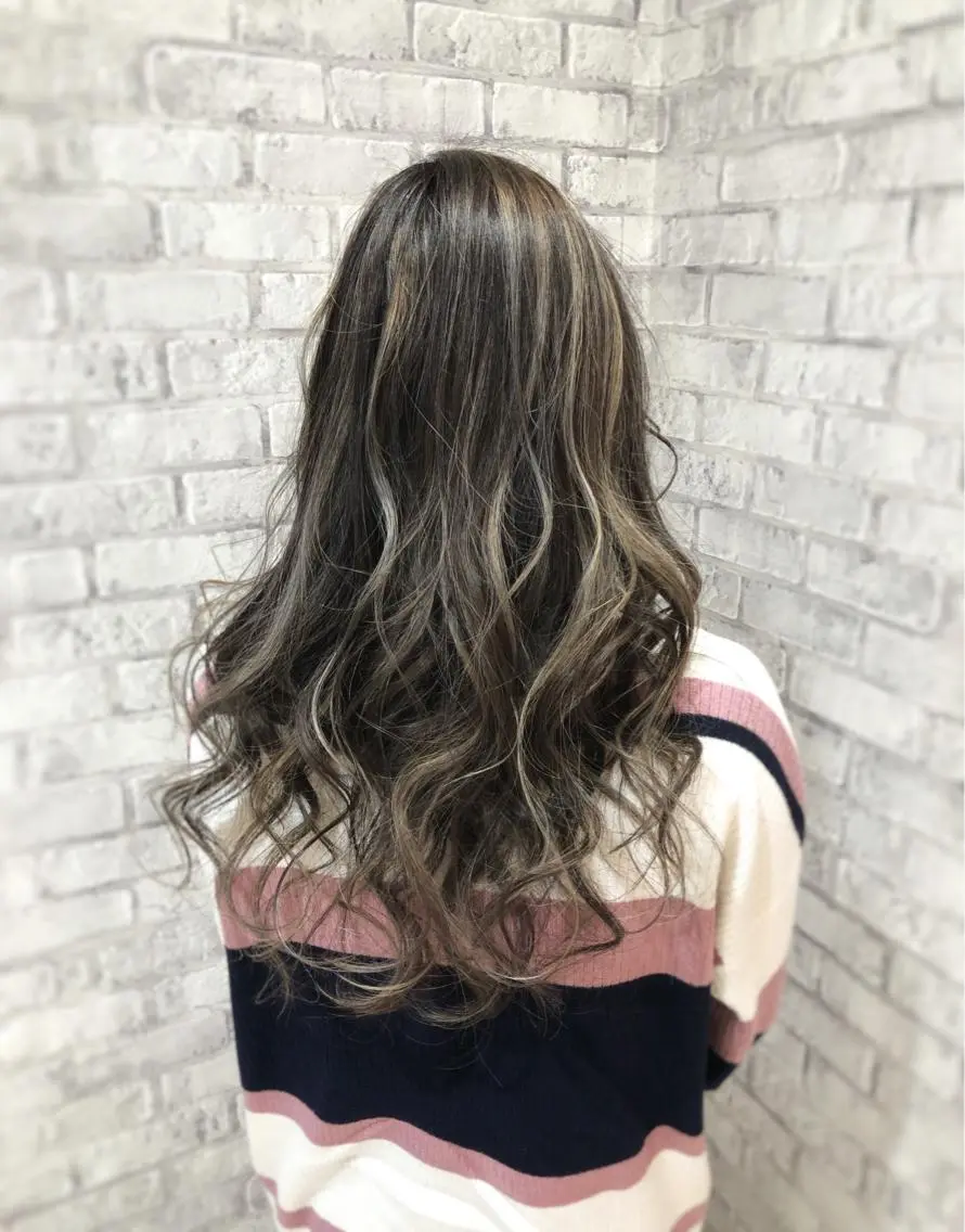 セミロング カラー ヘアアレンジ ベージュカラー ブリーチ ハイライトカラー ミルクティーベージュ ハイライト ヘアカラー トリートメント 秋山 幸太のヘアスタイル