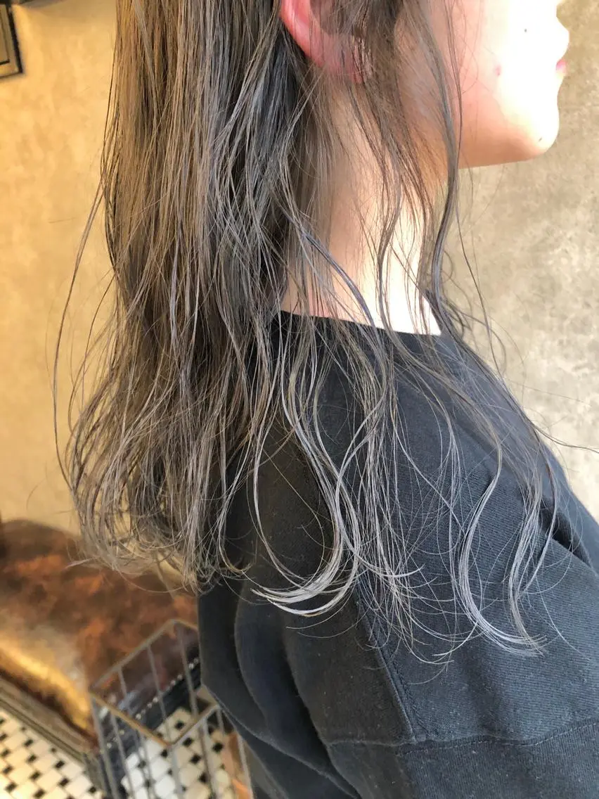 セミロング カラー 顔周りレイヤーカット ブリーチminamiのヘアスタイル