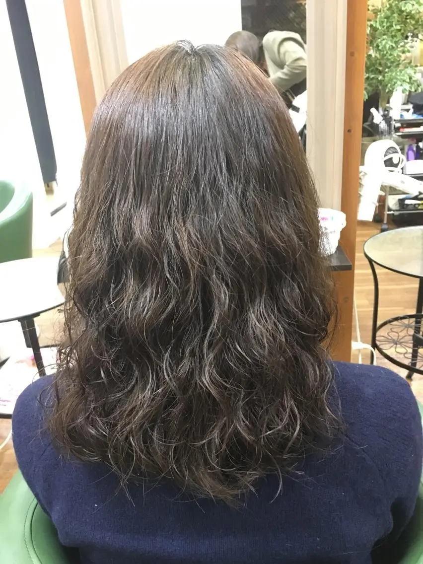 ミディアム パーマ SHIORI💜口コ ミNo.1艶カラーのヘアスタイル