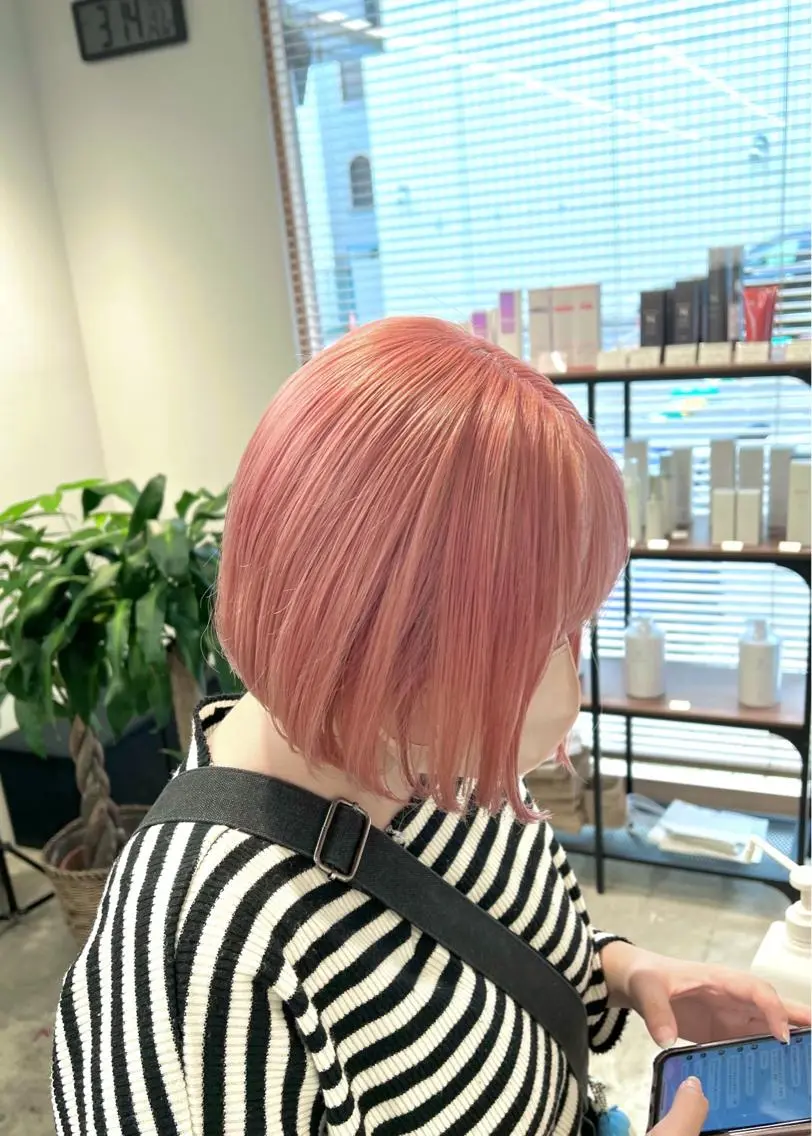 ショート カラー ブリーチ ピンクカラー ブリーチ毛の縮毛矯正 ハイトーン/岡本智樹のヘアスタイル