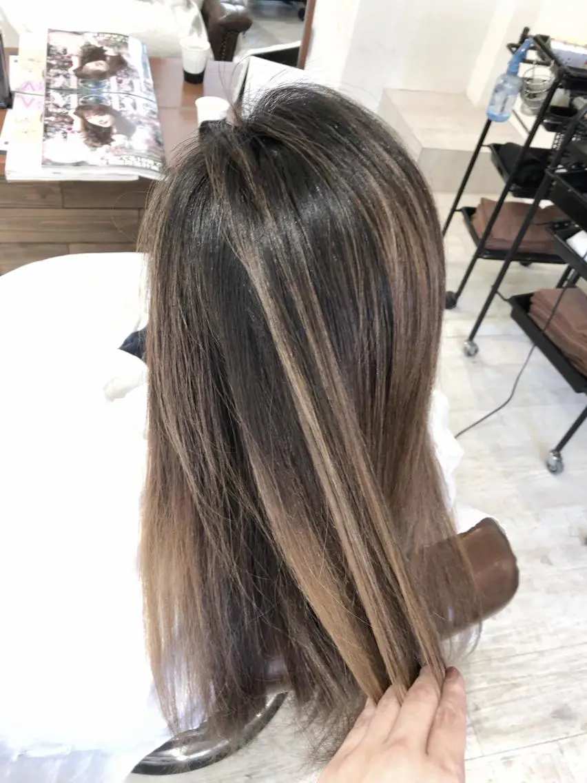 ロング カラー バレイヤージュ レイヤーカット biscohair 髪にドラマを。のヘアスタイル