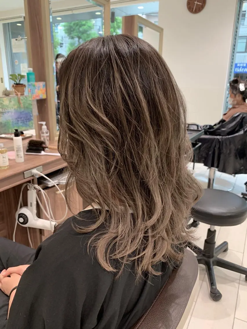 セミロング カラー バレイヤージュ ブリーチ イルミナカラー レイヤーカット カット ヘアカラー トリートメント 左藤 翔平のヘアスタイル
