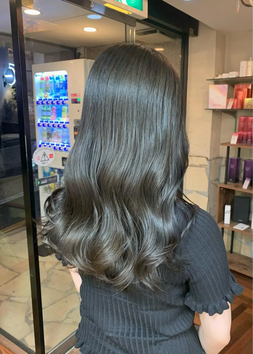 セミロング カラー ブリーチ グレージュ オリーブグレージュ オリーブグレー 矢野 晃平のヘアスタイル