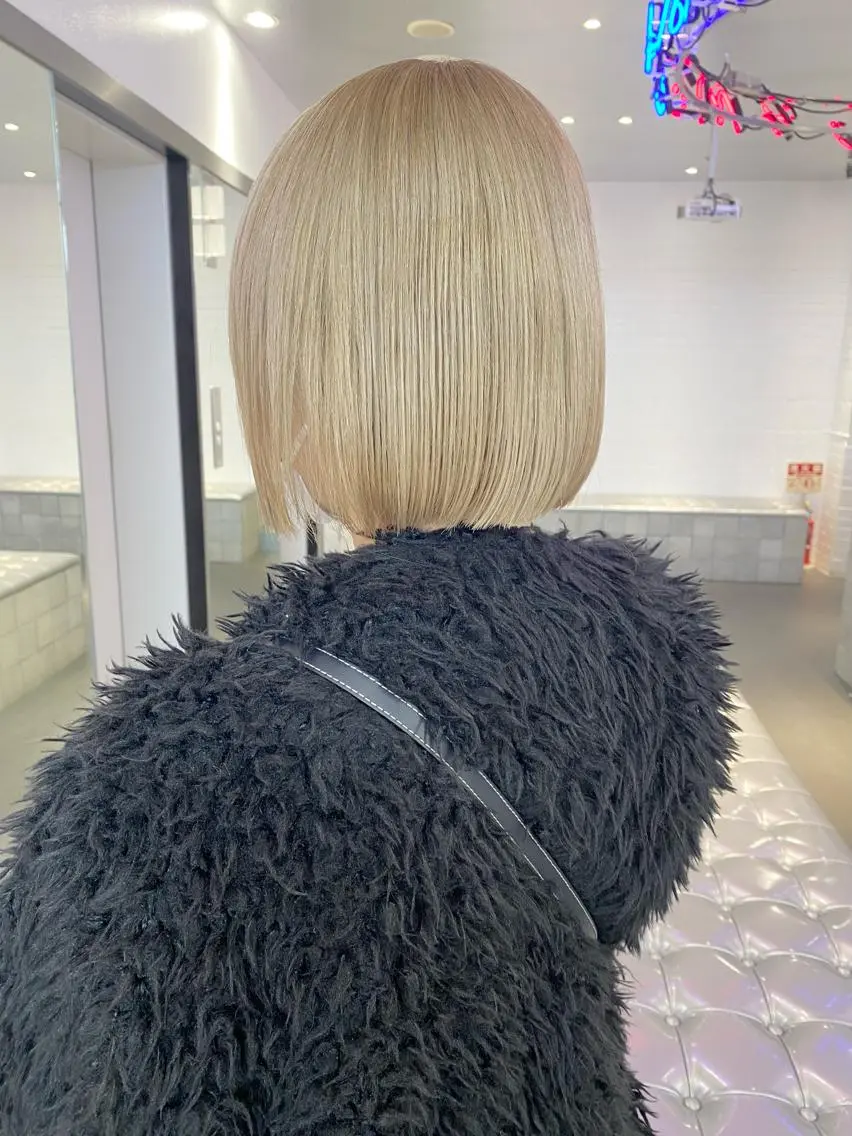 セミロング ネイル マツエク・マツパ ホワイト ヘアカラー トリートメント 🎨ハイトーン/ 切りっぱなし みつきのヘアスタイル