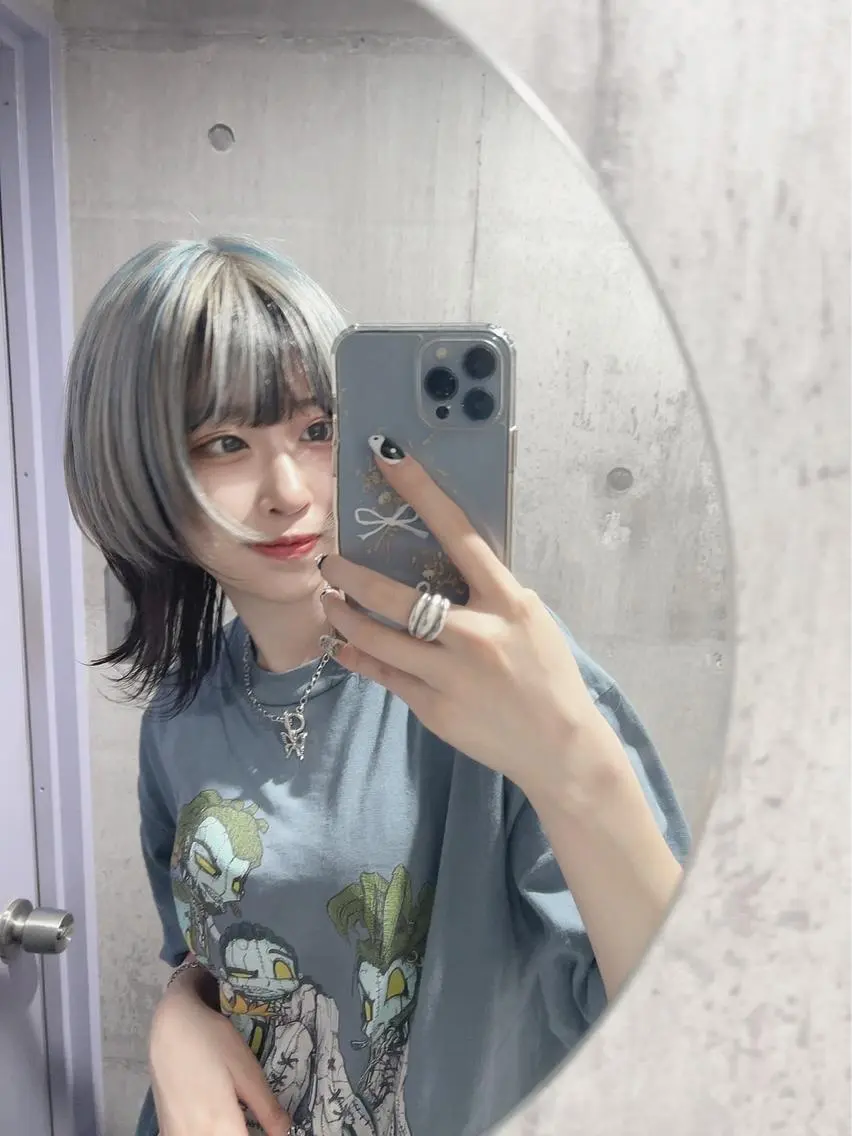 ミディアム カラー メッシュ ウルフカット ホワイト&レイヤーカ ットエクステ長畠俊輔のヘアスタイル