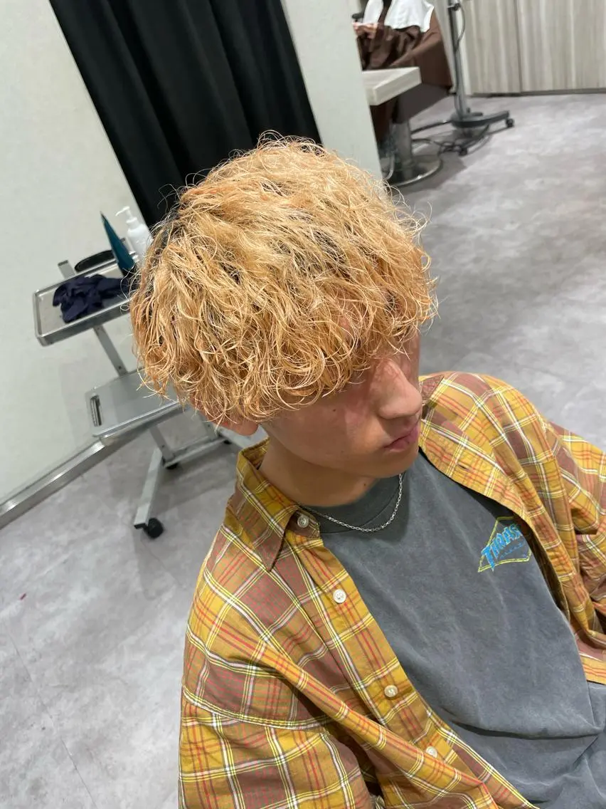 ショート パーマ メンズ メンズブリーチ メンズハイライト メンズメッシュ メンズパーマ メンズツイストパーマ メンズ特化/今池駅 徒歩1分/岡本一真のヘアスタイル