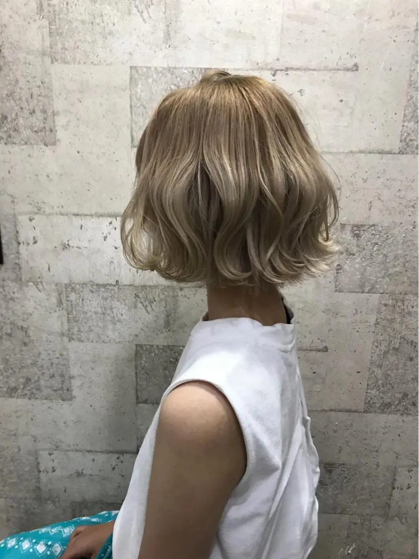 ショート カラー ベージュカラー ブリーチ ダブルカラー ホワイトベージュ インナーカラー/天神 ブリーチ/吉田のヘアスタイル