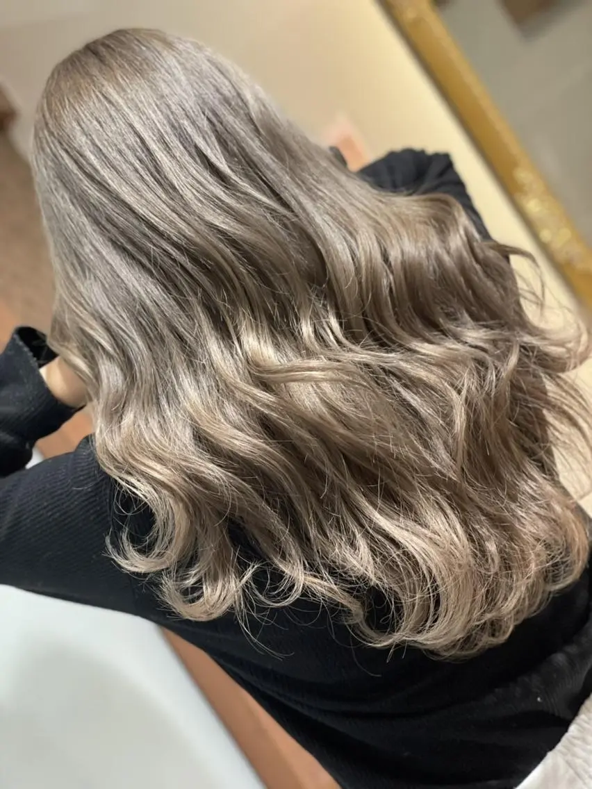 ロング カラー ブリーチ グレージュ ハイトーンカラー ヘアカラー トリートメント ハイトーン得意😍 Lumiereのヘアスタイル