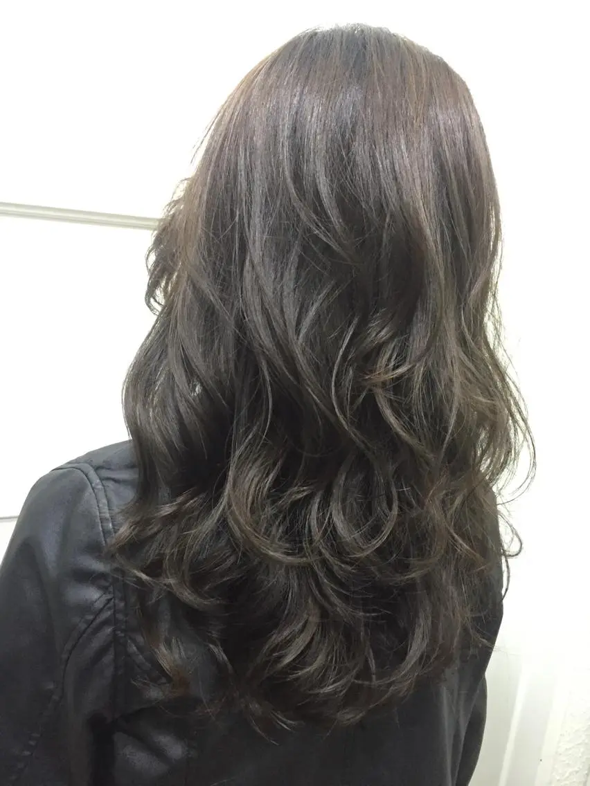 セミロング ロング カラー パーマ ブリーチ ブルーカラー ブリーチなしカラー 若杉 諒のヘアスタイル