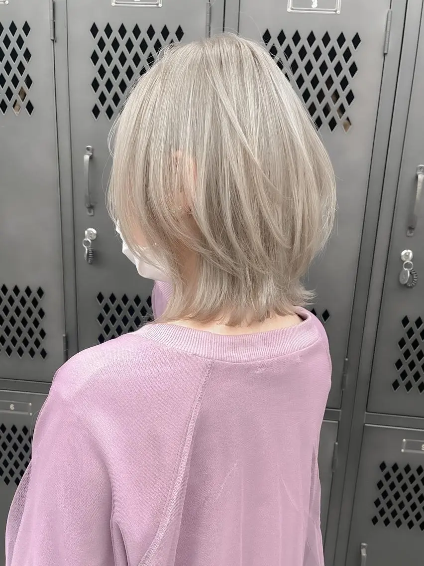 ショート カラー ヘアアレンジ ベージュカラー ホワイトベージュ ウルフカット TOMO GEEKS代表のヘアスタイル