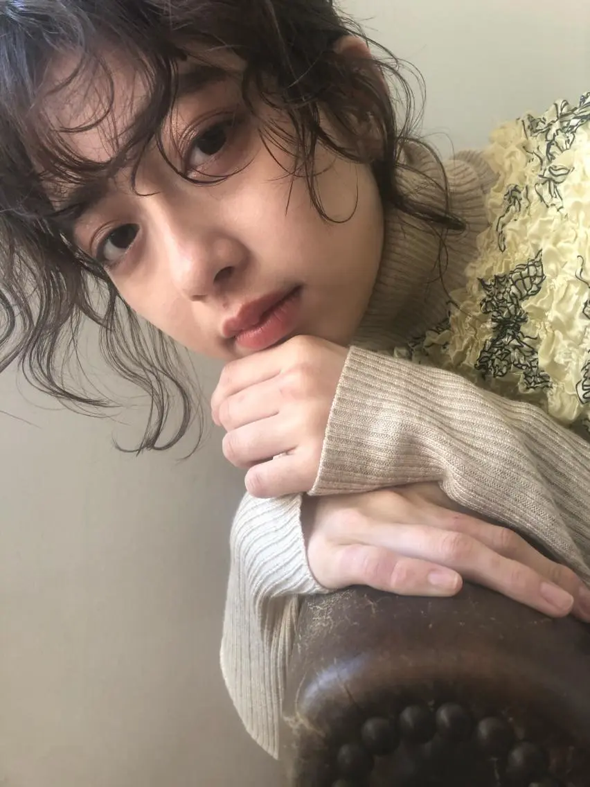 ミディアム パーマ ミディアムパーマ ウルフカット 大人girly🛋️ 🤍yukakoのヘアスタイル