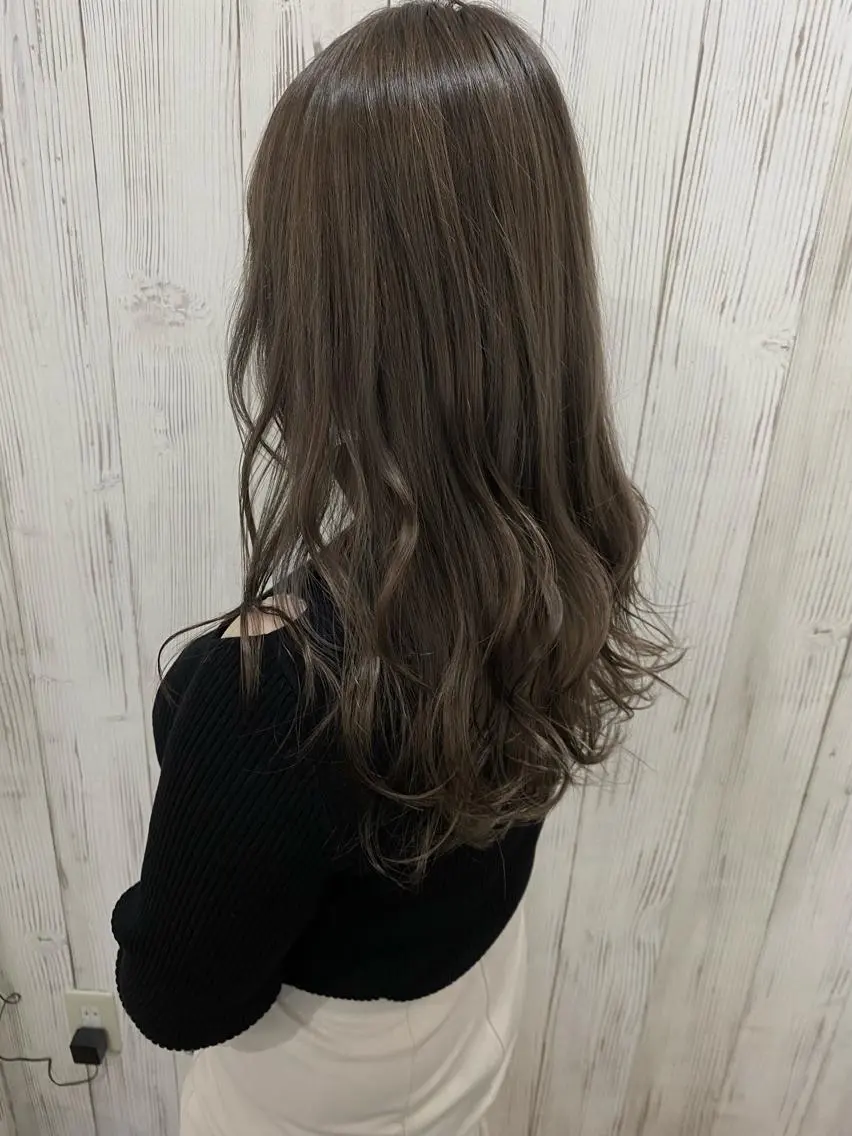 ロング カラー アイブロウ アッシュ 透明感カラー インナーカラー 眉カラー くびれヘア カット ヘアカラー トリートメント 夜23時まで予約🉑 reverieあきらのヘアスタイル