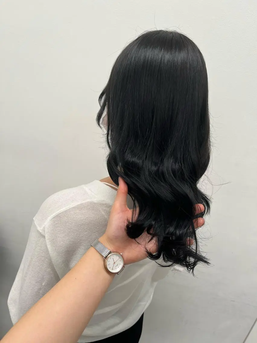 セミロング 寒色/ベージュヘア ブリーチありMiOのヘアスタイル