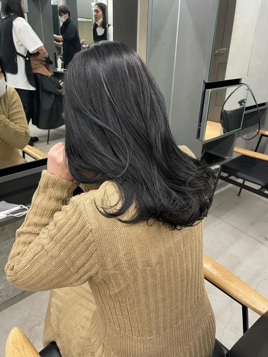 ミディアム カラー ブリーチ グレージュ ブリーチなしカラー 佐伯 和佳のヘアスタイル