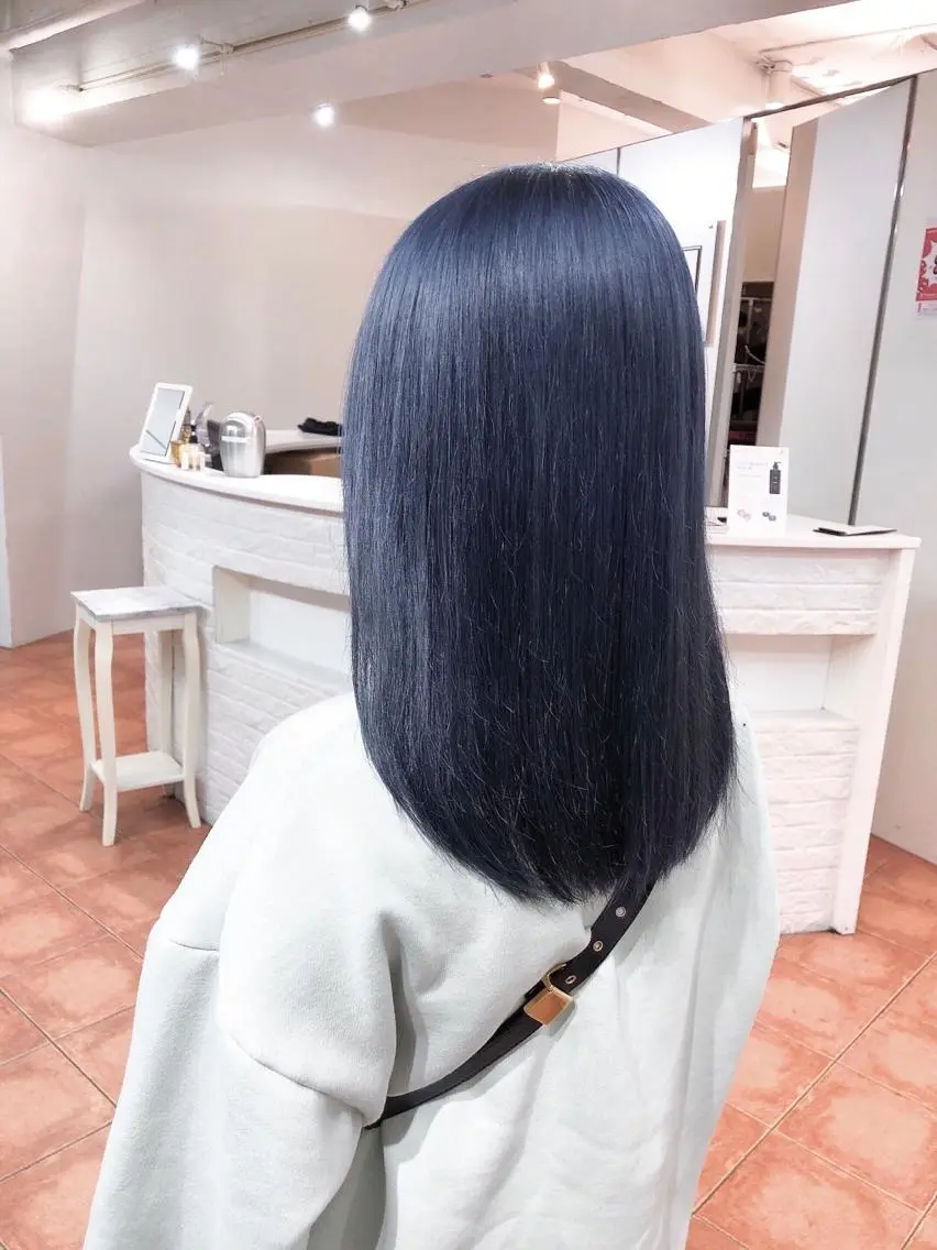 セミロング カラー ブリーチ ブルーカラー シルバー 韓国ヘア/レイヤー カット SAKURAのヘアスタイル