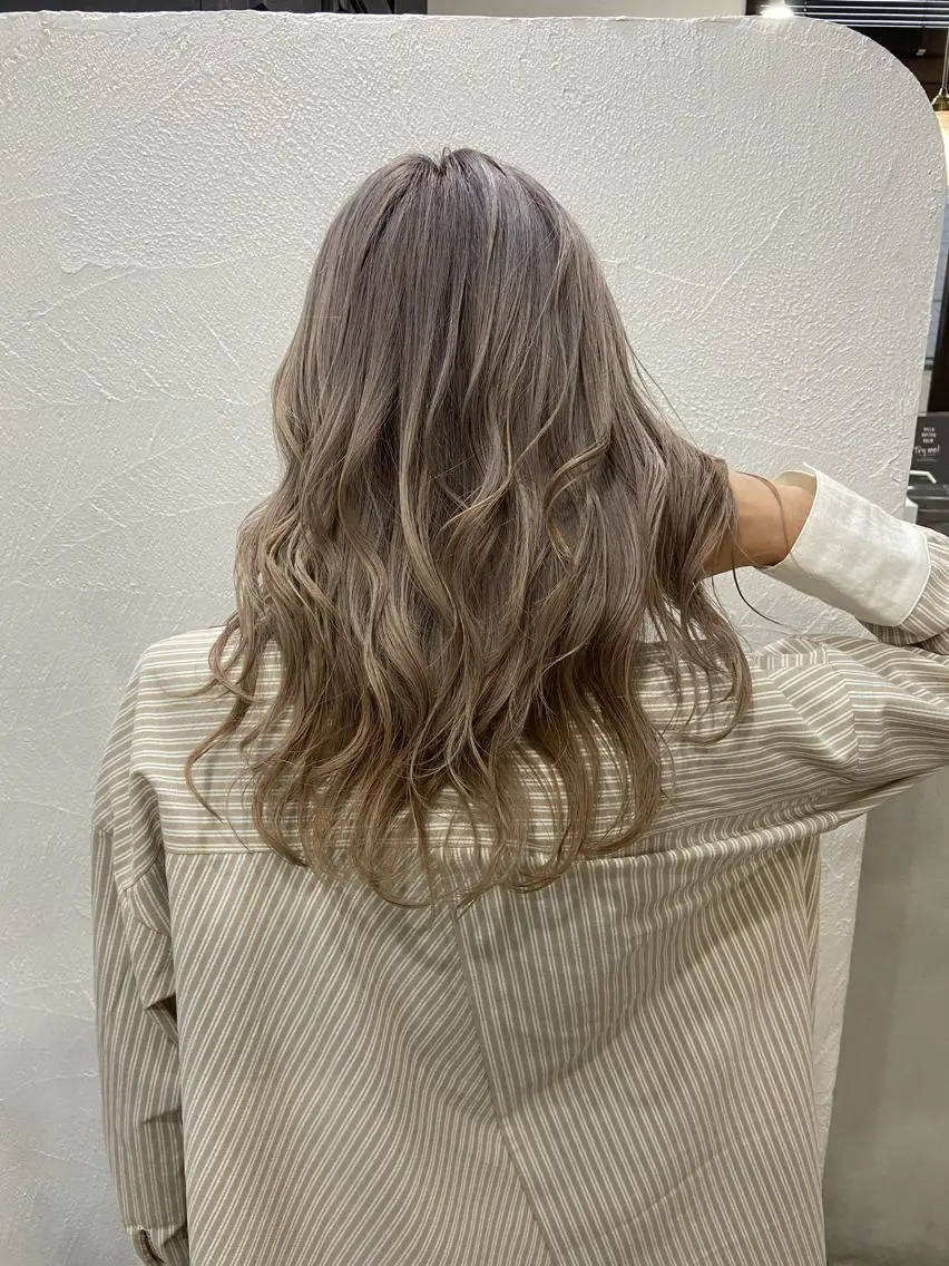 ミディアム カラー アッシュ ベージュカラー 透明感カラー グレージュ ハイライトカラー 朝倉 啓太のヘアスタイル