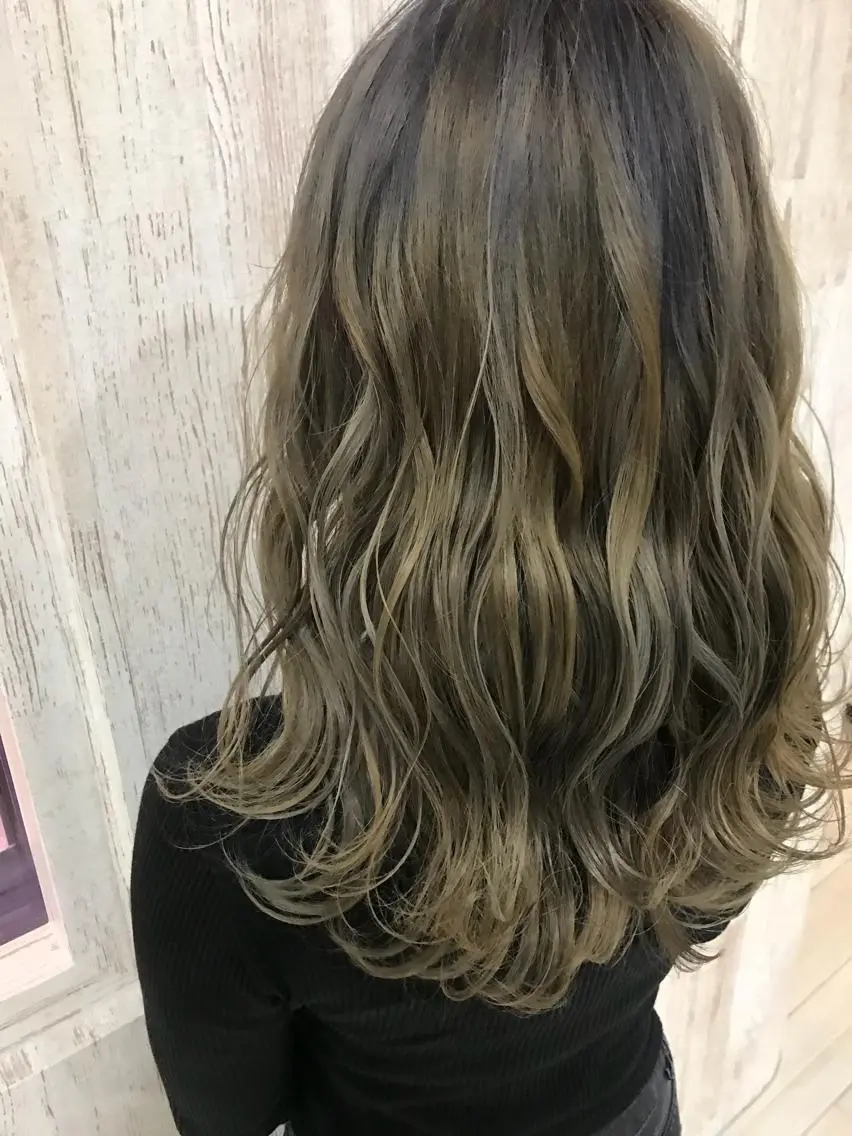 セミロング カラー ブリーチ グレージュ Oopsレイヤー 加藤澄都のヘアスタイル