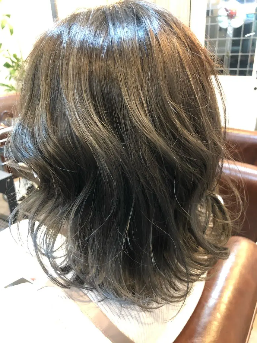 ミディアム カラー 出雲 莉奈のヘアスタイル