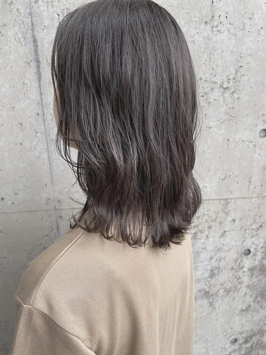 ミディアム カラー グレージュ 日高 香織のヘアスタイル