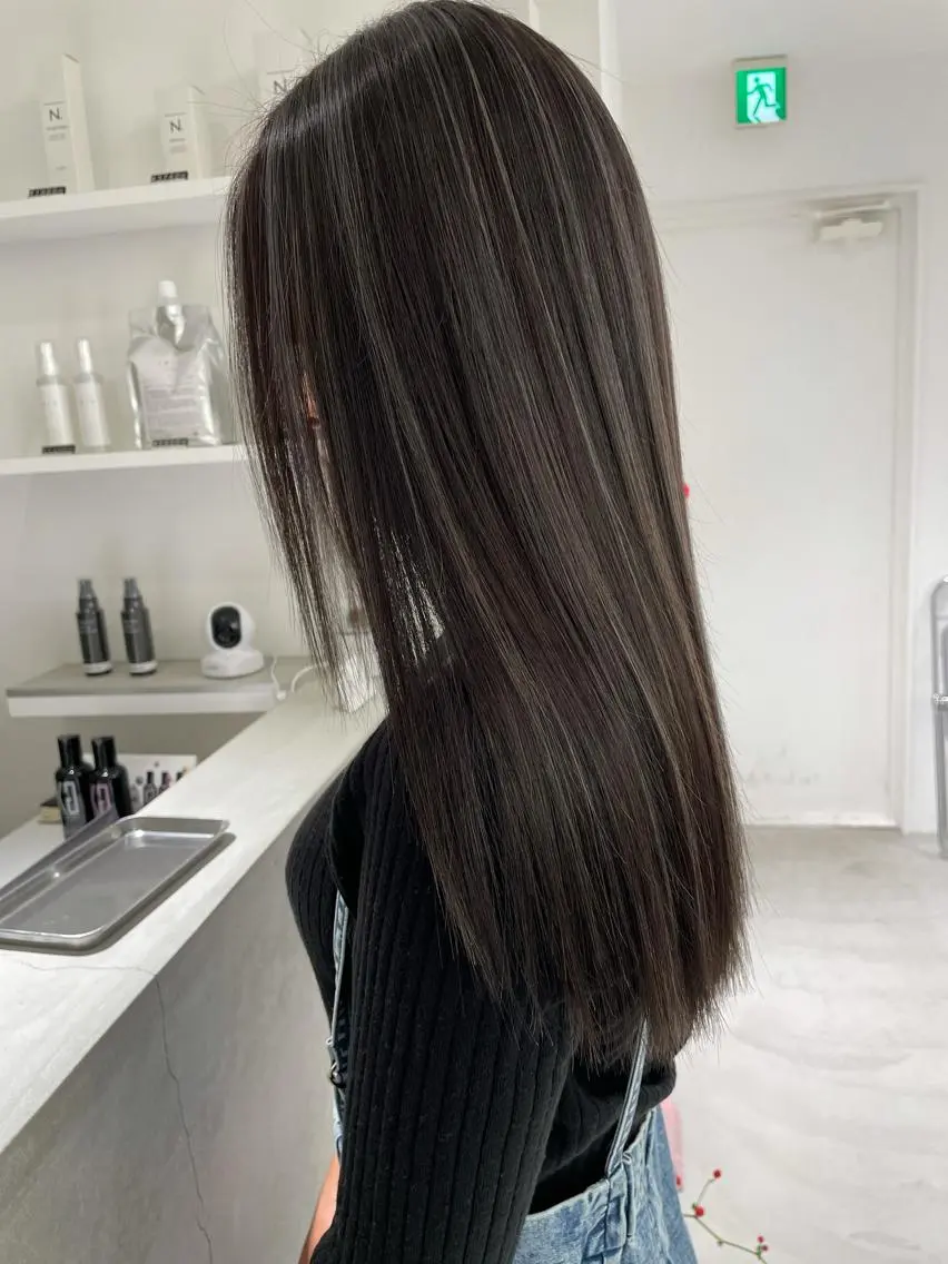 ロング ボブ ハイライト 髪質改善 レイヤーカット 縮毛矯正 ito. ブリーチ/髪質改善のヘアスタイル