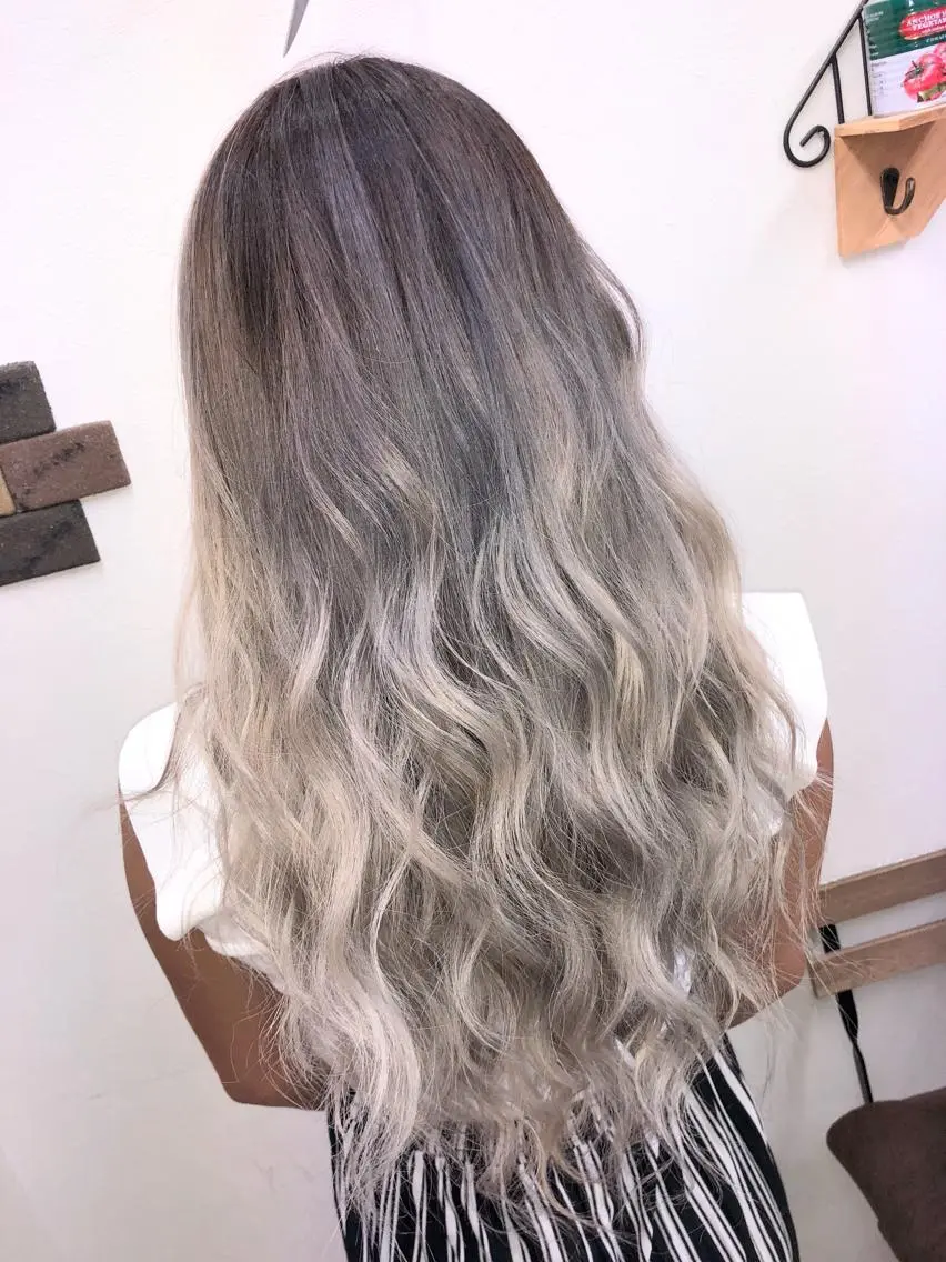 ロング カラー アッシュ ホワイトアッシュ ヘアカラー トリートメント MAKO ❤️🔥NEXTのヘアスタイル
