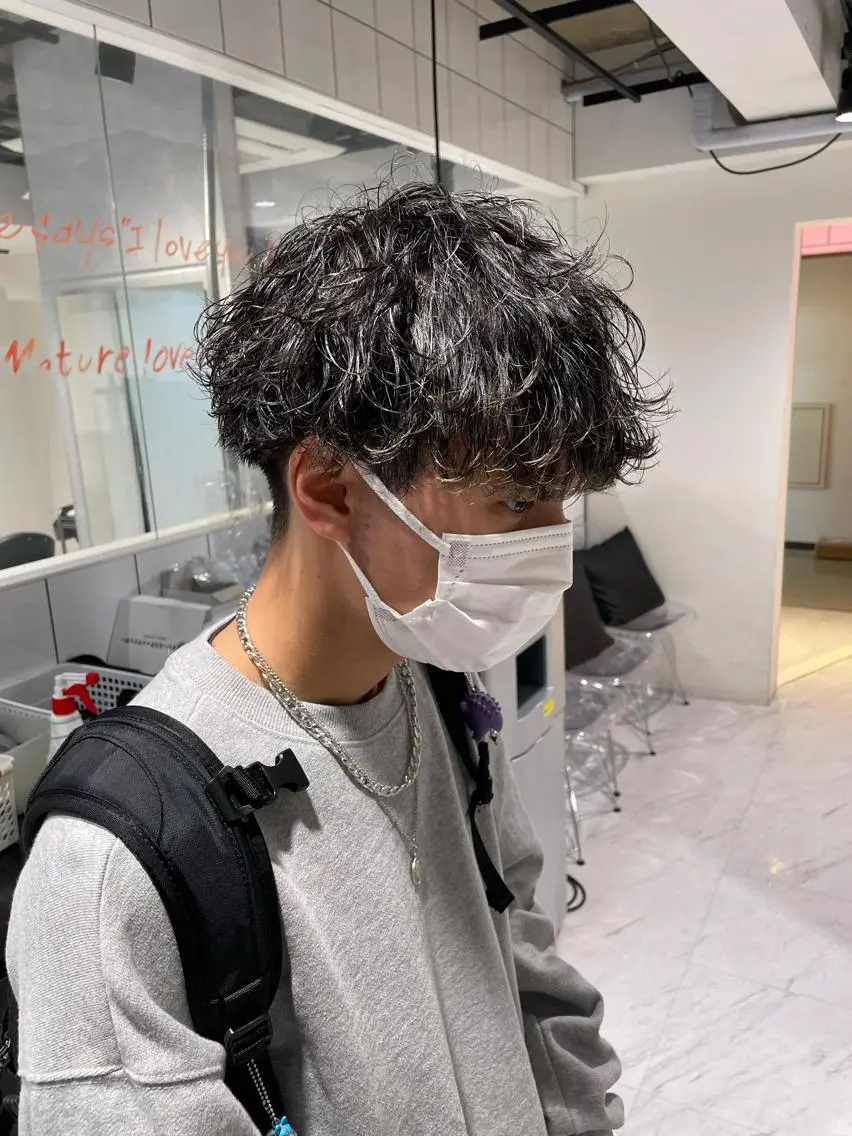 ショート カラー パーマ ヘアアレンジ メンズ キッズ マツエク・マツパ アイブロウ アップバング センターパート メンズハイトーン マッシュウルフ マッシュ カット パーマ トリートメント ヘッドスパ ヘアセット スパイキー/フェザー /波巻き/かいとのヘアスタイル