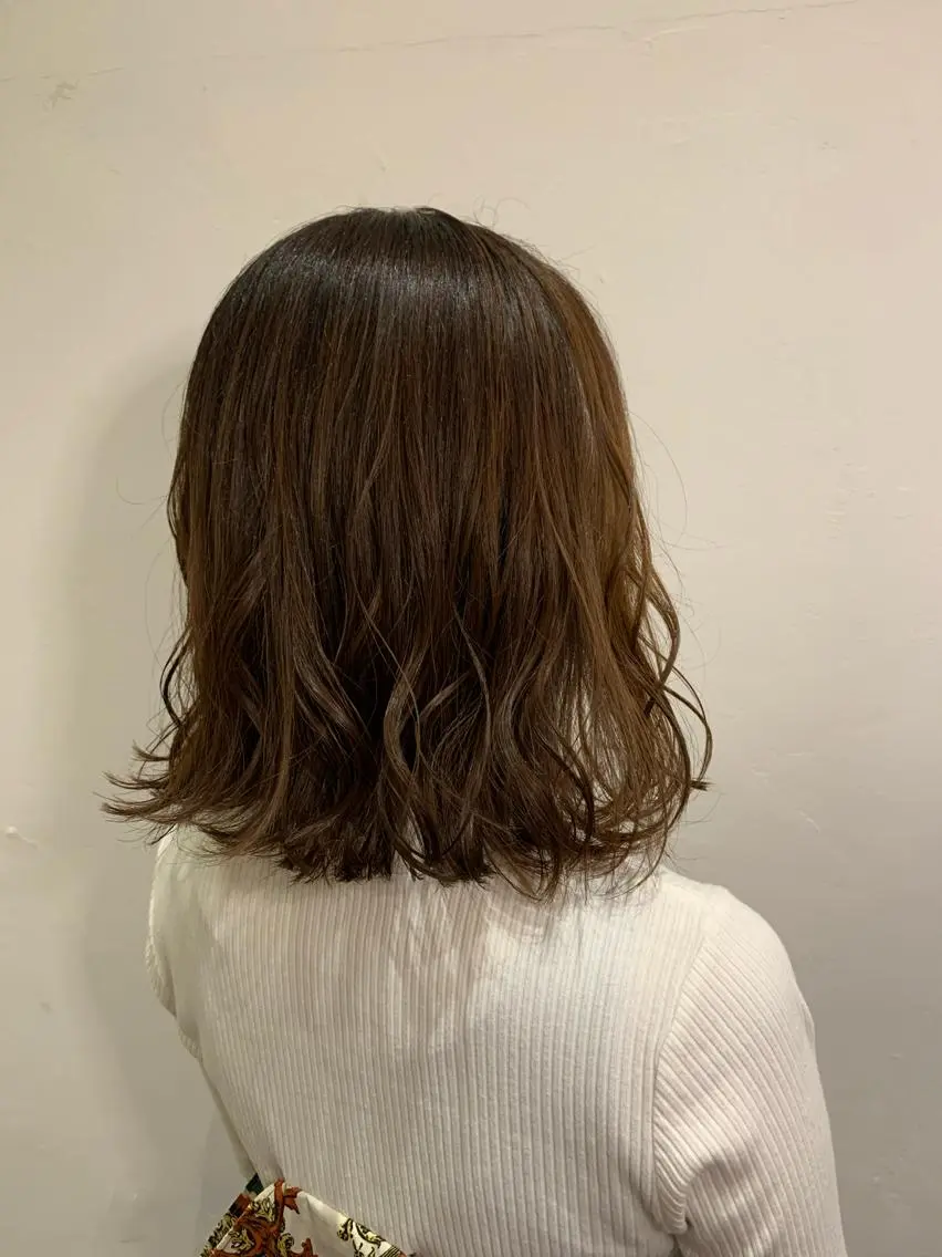 ミディアム カラー 小西 美帆のヘアスタイル