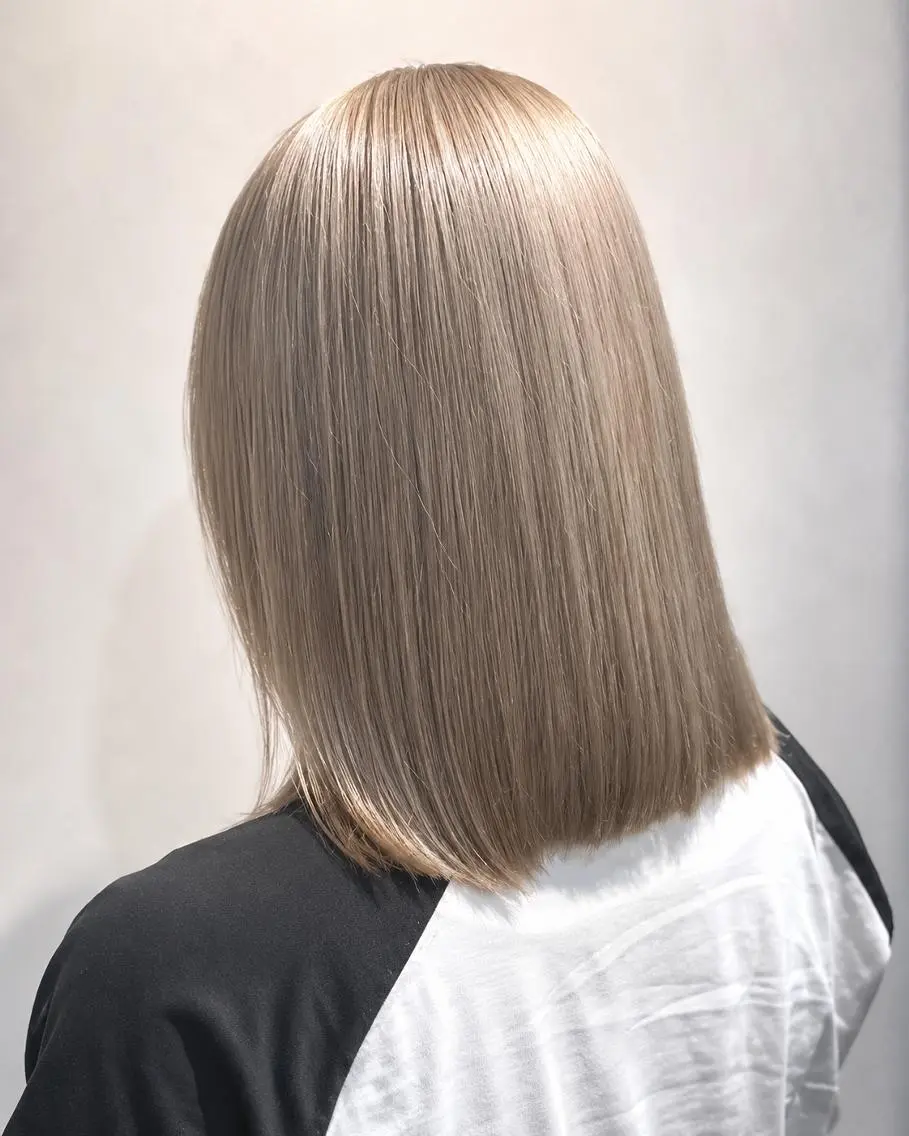 ミディアム カラー ベージュカラー ブリーチ 透明感カラー ミルクティーベージュ ヘアカラー BEHIND THE CURTAIN りこのヘアスタイル
