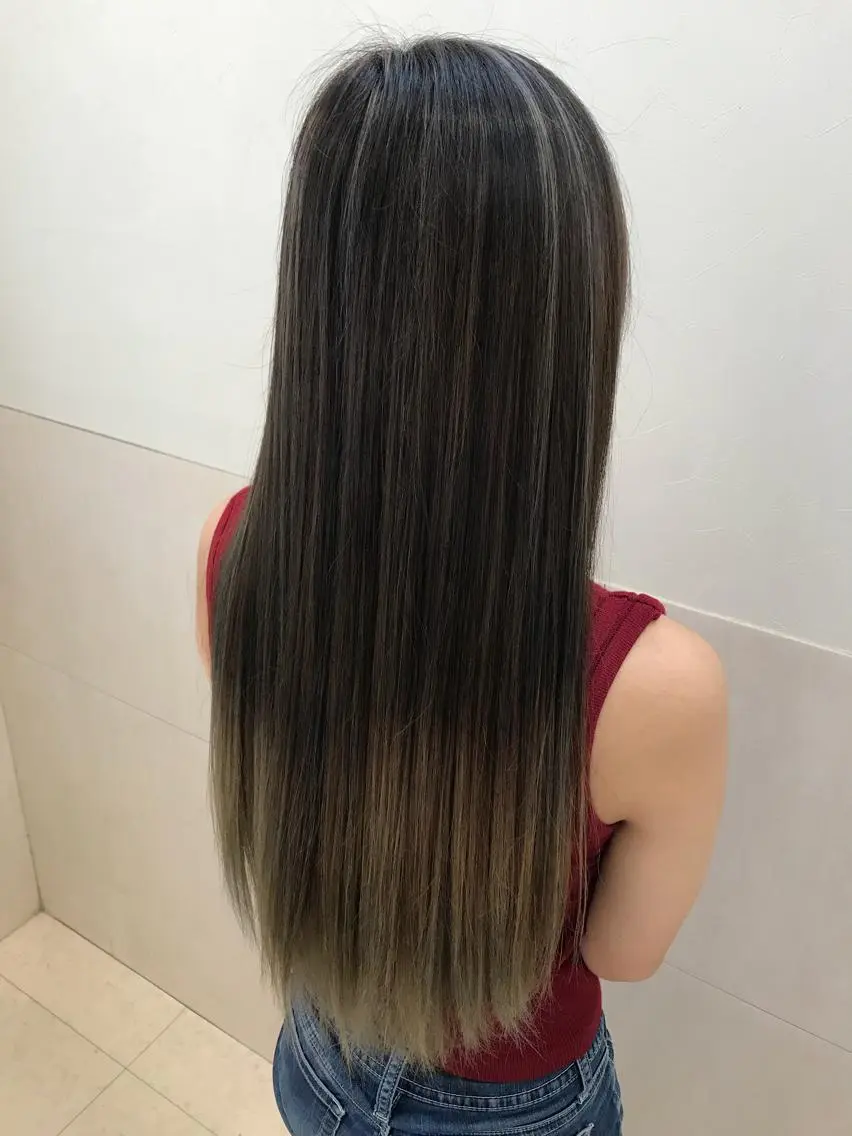 ロング カラー グラデーションカラー ハイライトカラー ハイライト カット ヘアカラー Oopsレイヤー 加藤澄都のヘアスタイル