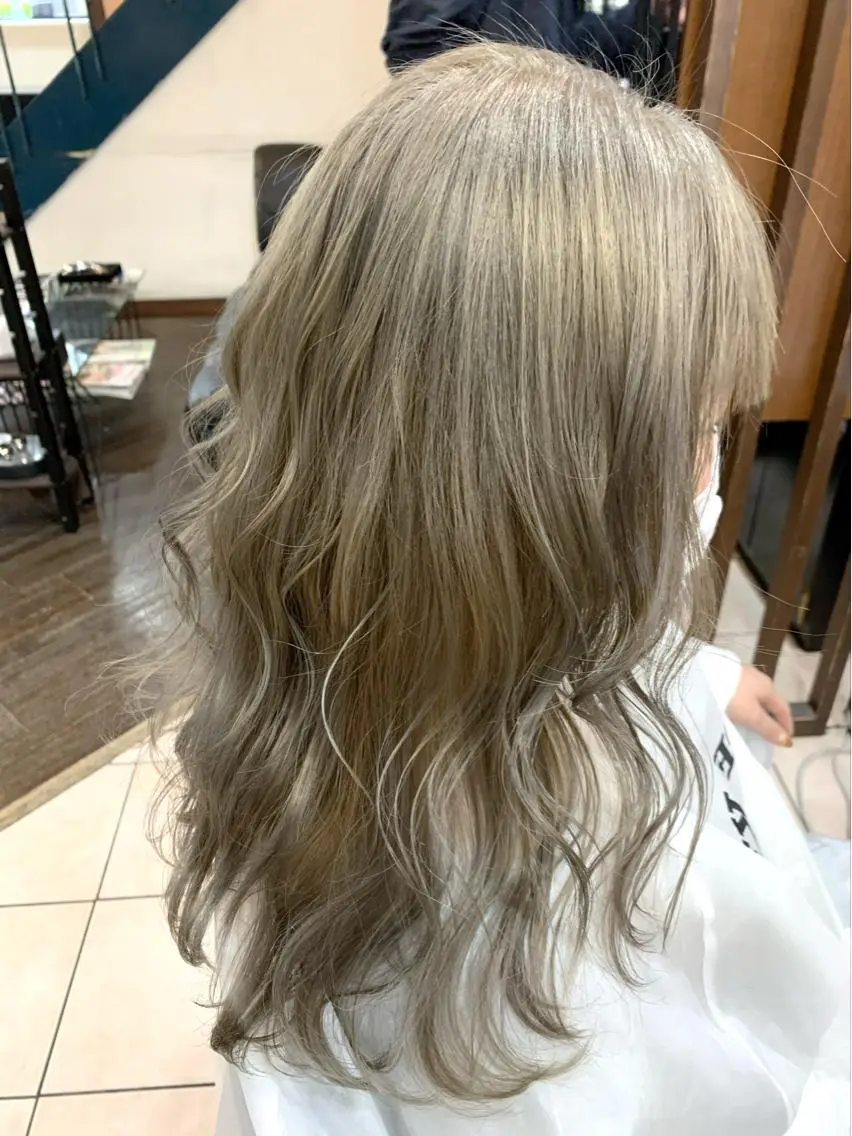 ロング カラー グレージュ ハイトーンカラー ハイトーングレージュ Zina天王寺 CHIAKIのヘアスタイル