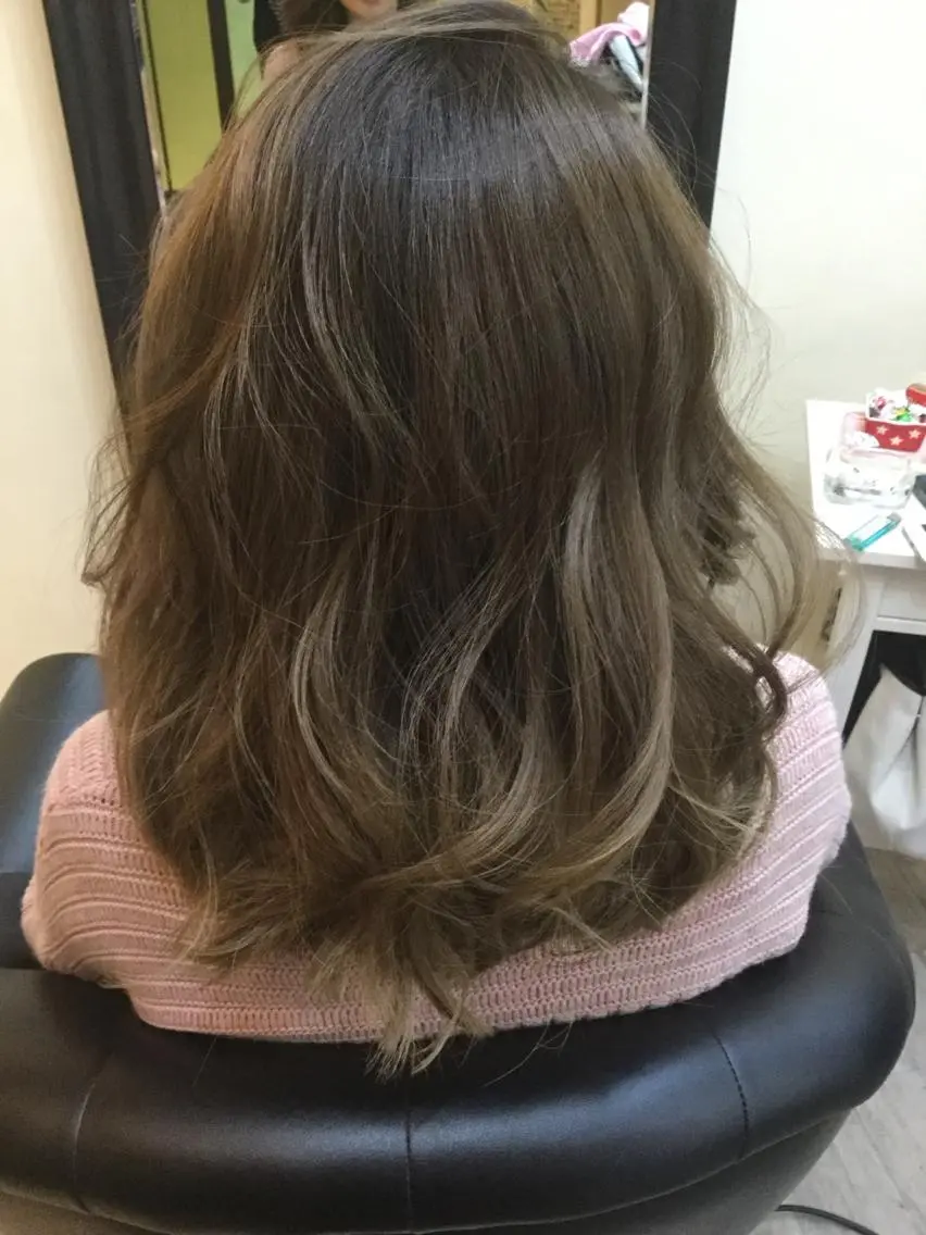 ミディアム カラー グラデーションカラー ハイライトカラー ハイライト 鶴見 和美のヘアスタイル