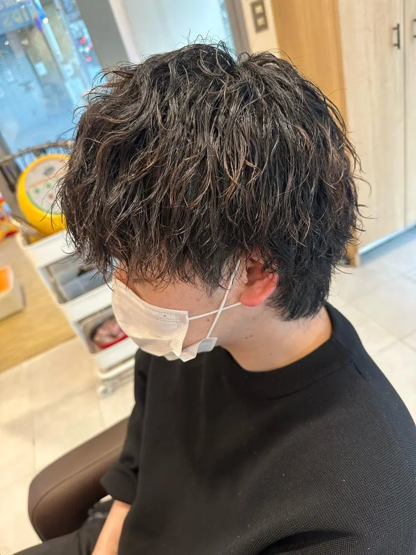 ミディアム パーマ メンズ ミディアムパーマ フェードカット メンズパーマ ツイストスパイラルパーマ 波巻きパーマ 💈メンズ特化 美容師サキ💈のヘアスタイル