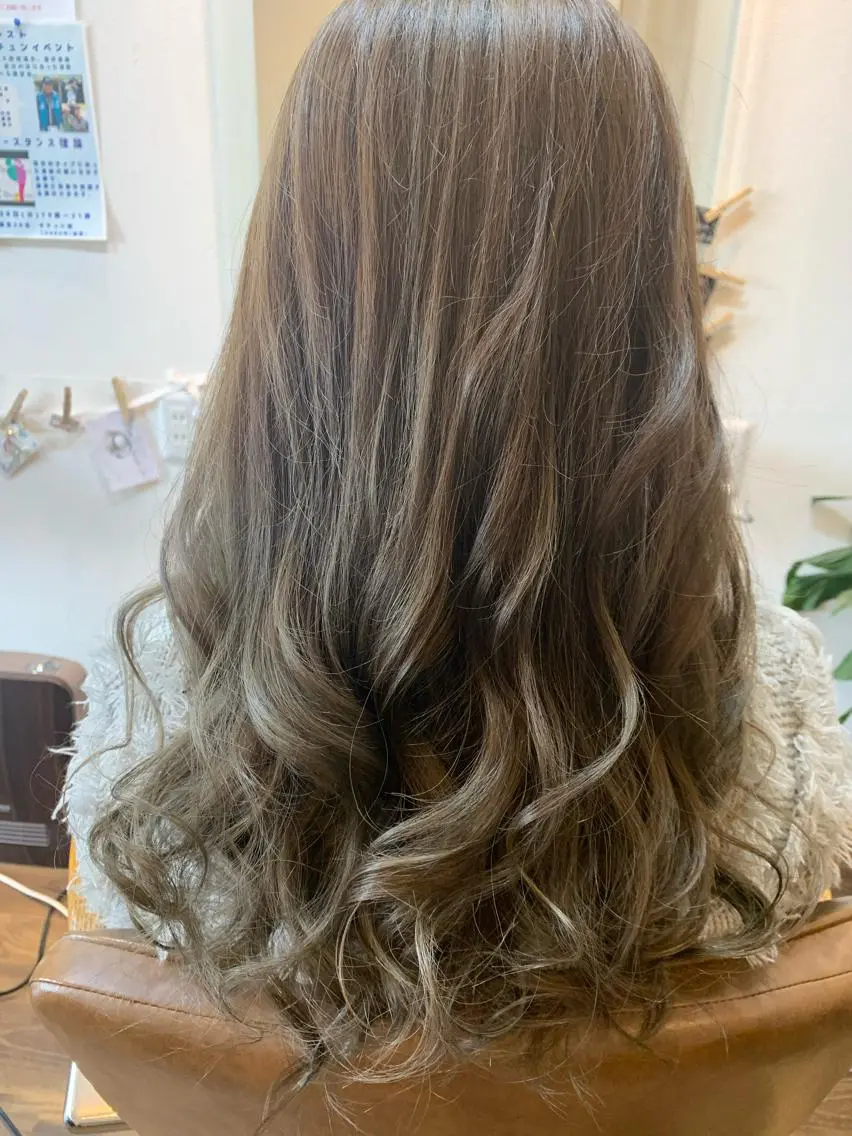 ロング カラー グレージュ 石川 奈緒子のヘアスタイル