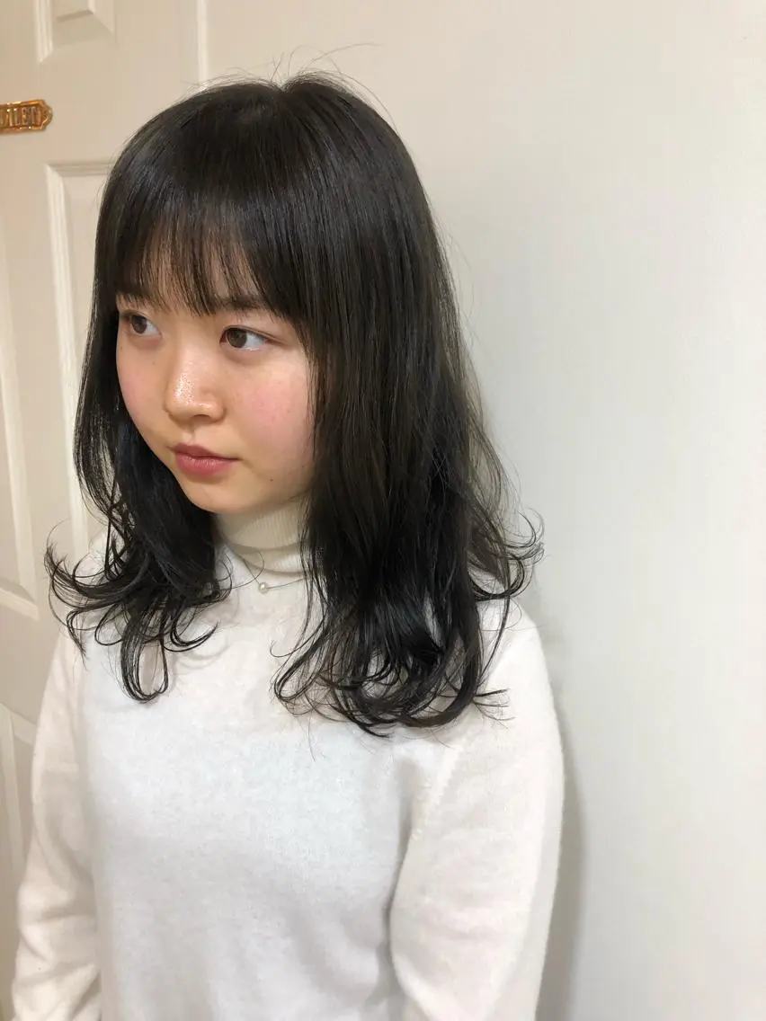 ミディアム カラー カット ヘアカラー トリートメント MIOベージュカラー 柔らかいカラーのヘアスタイル