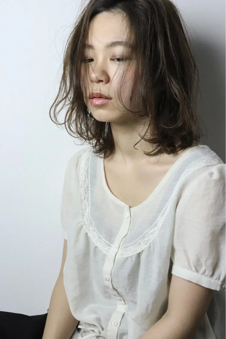 ミディアム 佐山 眞紀のヘアスタイル