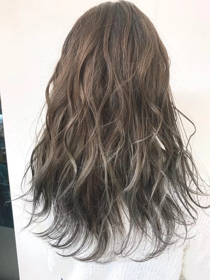 セミロング アッシュ ハイライト 穐田 司樹のヘアスタイル