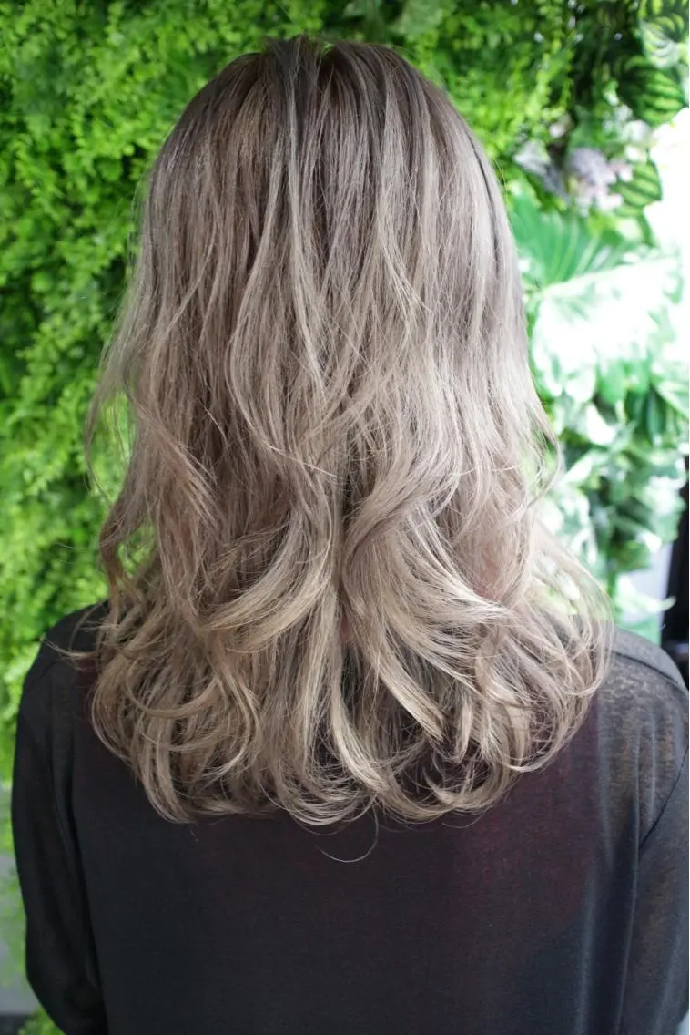 セミロング カラー ダブルカラー シルバー ヘアカラー トリートメント 吉本 知弘のヘアスタイル