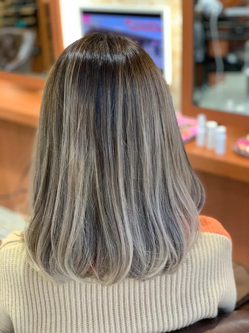 セミロング カラー 小川 修平のヘアスタイル