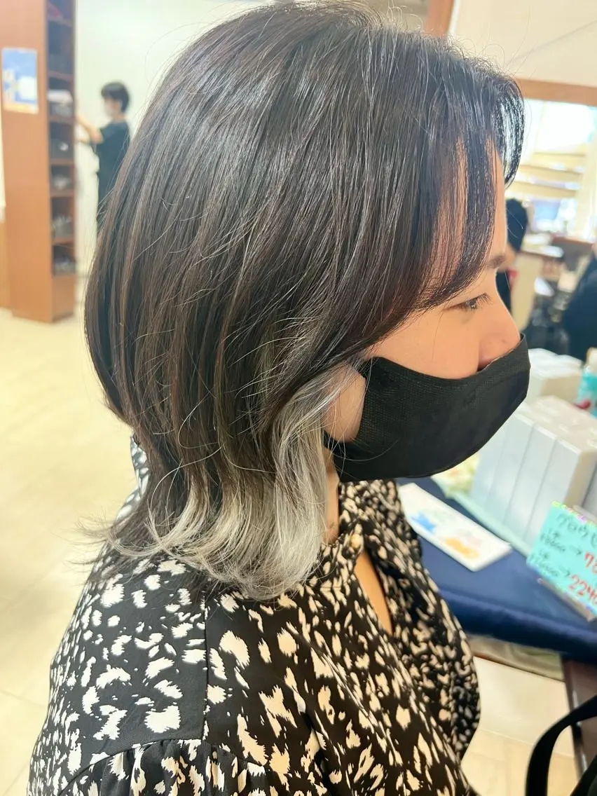 ミディアム カラー 黒崎 美乃里のヘアスタイル