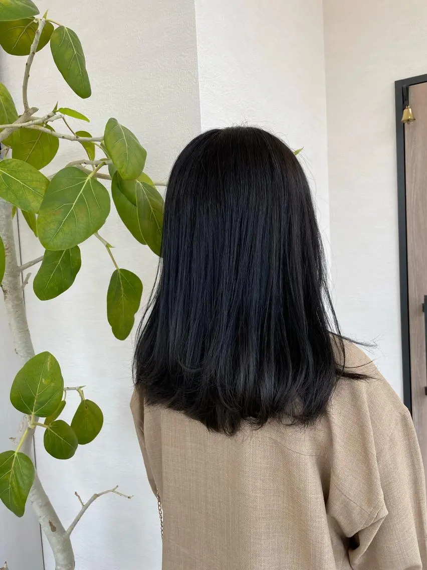 ロング カラー アッシュ ブリーチ 透明感カラー デザインカラー シルバー RONDEL 伽那のヘアスタイル